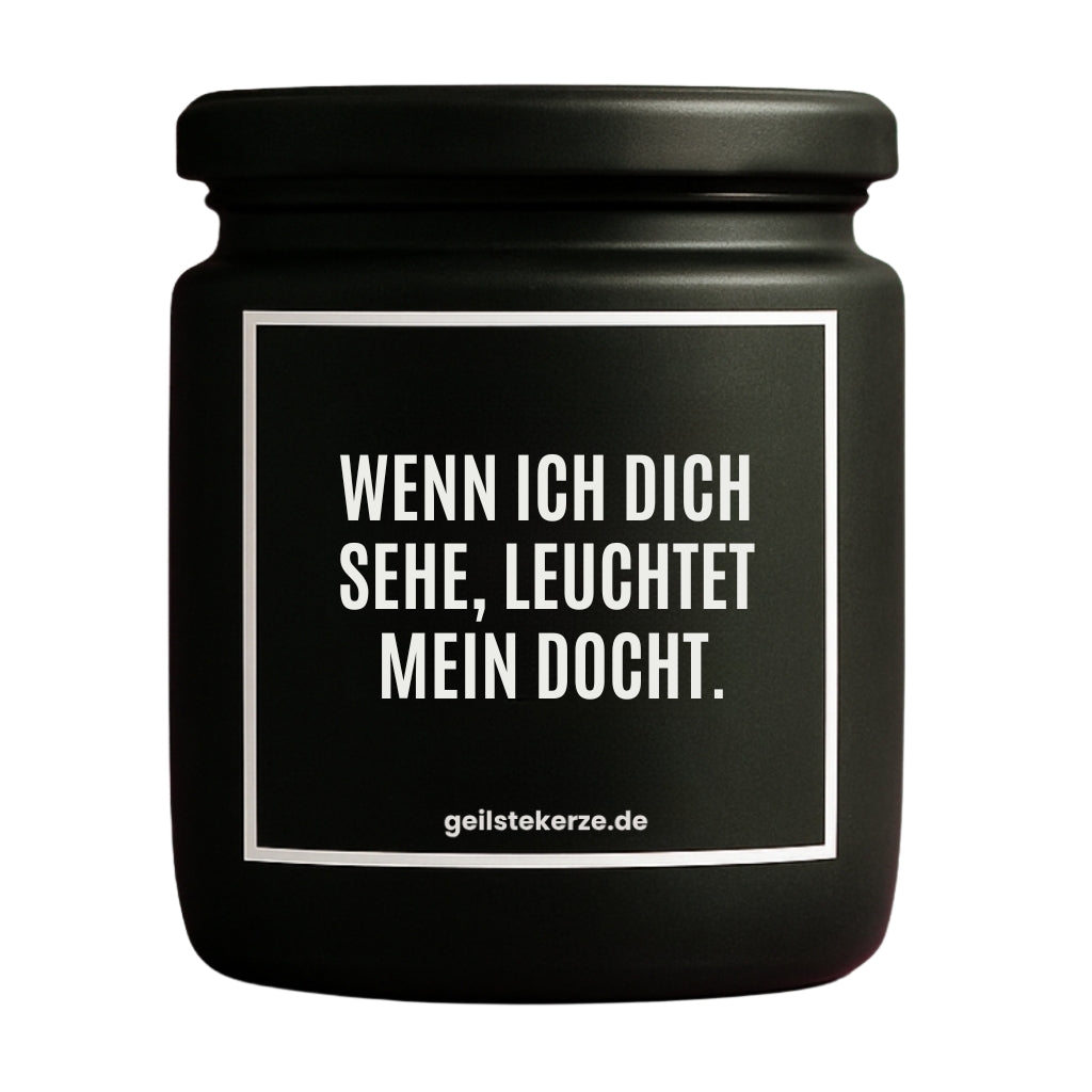 Erste von künstlicher Intelligenz kreierte Vegane Bio-Kerze mit Spruch – WENN ICH DICH SEHE, LEUCHTET MEIN DOCHT. Mega lange Brenndauer von 80 Stunde, hochwertige ätherische Öle schaffen beste Duftverteilung. Mit 1400 lustigen Sprüchen perfekt zum Verschenken. Handgemacht in Deutschland von geilstekerze.de -Die beste Duftkerze die du kaufen kannst.