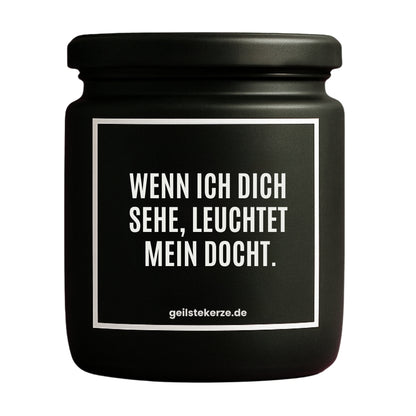 Erste von künstlicher Intelligenz kreierte Vegane Bio-Kerze mit Spruch – WENN ICH DICH SEHE, LEUCHTET MEIN DOCHT. Mega lange Brenndauer von 80 Stunde, hochwertige ätherische Öle schaffen beste Duftverteilung. Mit 1400 lustigen Sprüchen perfekt zum Verschenken. Handgemacht in Deutschland von geilstekerze.de -Die beste Duftkerze die du kaufen kannst.