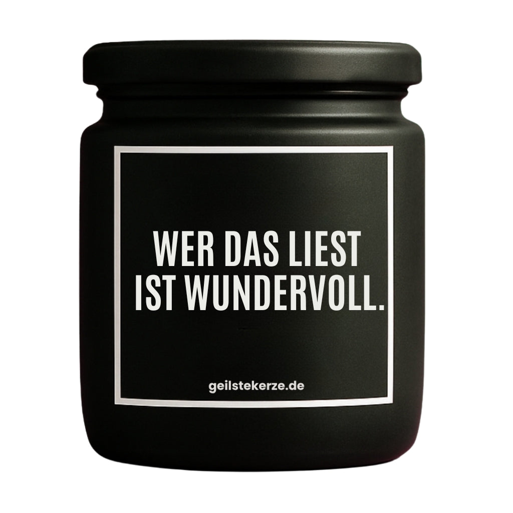 Duftkerze mit Spruch von geilstekerze ist der neue Geschenketrend. Diese witzige Kerze Vegane Bio-Kerze mit Spruch – WER DAS LIEST IST WUNDERVOLL. brennt mega lange sagenhafte 80 Stunde, hochwertige ätherische Öle schaffen beste Duftverteilung. Mit 1400 lustigen Sprüchen perfekt zum Verschenken. Handgemacht in Deutschland von geilstekerze.de -Die beste Duftkerze die du kaufen kannst.
