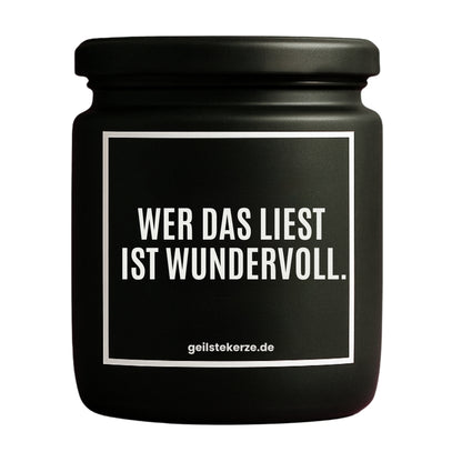 Duftkerze mit Spruch von geilstekerze ist der neue Geschenketrend. Diese witzige Kerze Vegane Bio-Kerze mit Spruch – WER DAS LIEST IST WUNDERVOLL. brennt mega lange sagenhafte 80 Stunde, hochwertige ätherische Öle schaffen beste Duftverteilung. Mit 1400 lustigen Sprüchen perfekt zum Verschenken. Handgemacht in Deutschland von geilstekerze.de -Die beste Duftkerze die du kaufen kannst.