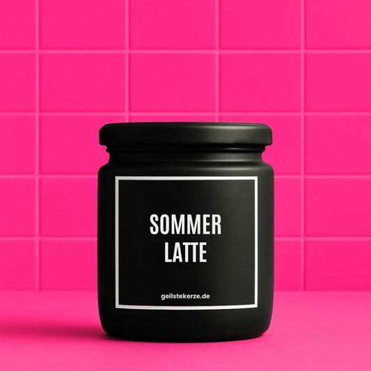 Erste von künstlicher Intelligenz kreierte Vegane Bio-Kerze mit Spruch – SOMMER LATTE Mega lange Brenndauer von 80 Stunde, hochwertige ätherische Öle schaffen beste Duftverteilung. Mit 1400 lustigen Sprüchen perfekt zum Verschenken. Handgemacht in Deutschland von geilstekerze.de -Die beste Duftkerze die du kaufen kannst.
