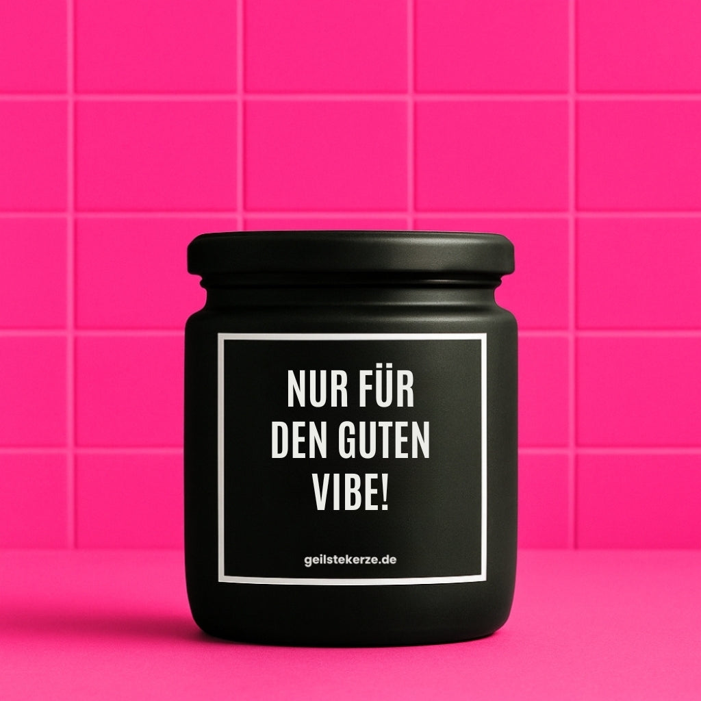 Erste von künstlicher Intelligenz kreierte Vegane Bio-Kerze mit Spruch – NUR FÜR DEN GUTEN VIBE Mega lange Brenndauer von 80 Stunde, hochwertige ätherische Öle schaffen beste Duftverteilung. Mit 1400 lustigen Sprüchen perfekt zum Verschenken. Handgemacht in Deutschland von geilstekerze.de -Die beste Duftkerze die du kaufen kannst.