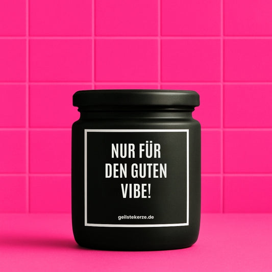 Erste von künstlicher Intelligenz kreierte Vegane Bio-Kerze mit Spruch – NUR FÜR DEN GUTEN VIBE Mega lange Brenndauer von 80 Stunde, hochwertige ätherische Öle schaffen beste Duftverteilung. Mit 1400 lustigen Sprüchen perfekt zum Verschenken. Handgemacht in Deutschland von geilstekerze.de -Die beste Duftkerze die du kaufen kannst.
