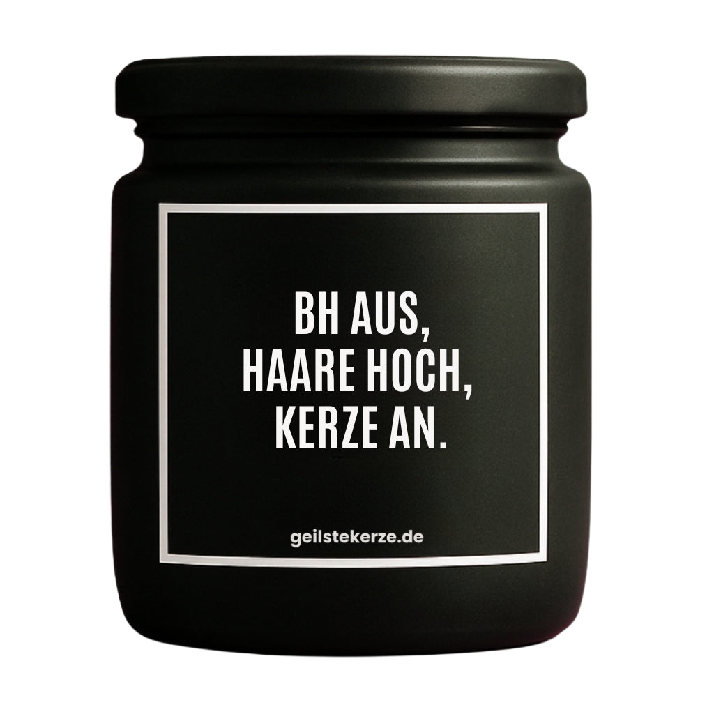 Erste von künstlicher Intelligenz kreierte Vegane Bio-Kerze mit Spruch – BH AUS, HAARE HOCH, KERZE AN. Mega lange Brenndauer von 80 Stunde, hochwertige ätherische Öle schaffen beste Duftverteilung. Mit 1400 lustigen Sprüchen perfekt zum Verschenken. Handgemacht in Deutschland von geilstekerze.de -Die beste Duftkerze die du kaufen kannst.