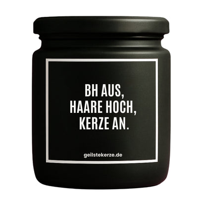 Erste von künstlicher Intelligenz kreierte Vegane Bio-Kerze mit Spruch – BH AUS, HAARE HOCH, KERZE AN. Mega lange Brenndauer von 80 Stunde, hochwertige ätherische Öle schaffen beste Duftverteilung. Mit 1400 lustigen Sprüchen perfekt zum Verschenken. Handgemacht in Deutschland von geilstekerze.de -Die beste Duftkerze die du kaufen kannst.