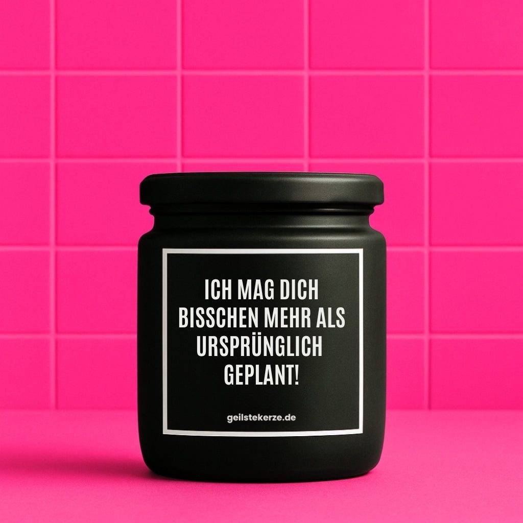Erste von künstlicher Intelligenz kreierte Vegane Bio-Kerze mit Spruch – ICH MAG DICH BISSCHEN MEHR ALS URSPRÜNGLICH GEPLANT! Mega lange Brenndauer von 80 Stunde, hochwertige ätherische Öle schaffen beste Duftverteilung. Mit 1400 lustigen Sprüchen perfekt zum Verschenken. Handgemacht in Deutschland von geilstekerze.de -Die beste Duftkerze die du kaufen kannst.