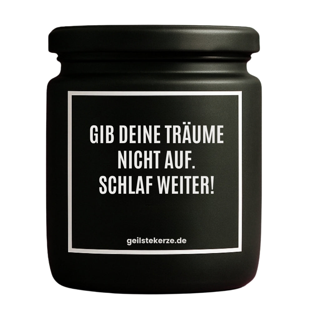 Erste von künstlicher Intelligenz kreierte Vegane Bio-Kerze mit Spruch – GIB DEINE TRÄUME NICHT AUF. SCHLAF WEITER! Mega lange Brenndauer von 80 Stunde, hochwertige ätherische Öle schaffen beste Duftverteilung. Mit 1400 lustigen Sprüchen perfekt zum Verschenken. Handgemacht in Deutschland von geilstekerze.de -Die beste Duftkerze die du kaufen kannst.