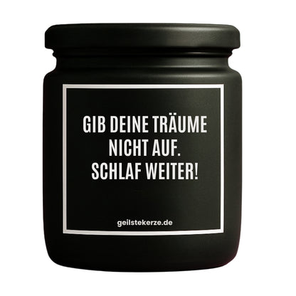 Erste von künstlicher Intelligenz kreierte Vegane Bio-Kerze mit Spruch – GIB DEINE TRÄUME NICHT AUF. SCHLAF WEITER! Mega lange Brenndauer von 80 Stunde, hochwertige ätherische Öle schaffen beste Duftverteilung. Mit 1400 lustigen Sprüchen perfekt zum Verschenken. Handgemacht in Deutschland von geilstekerze.de -Die beste Duftkerze die du kaufen kannst.