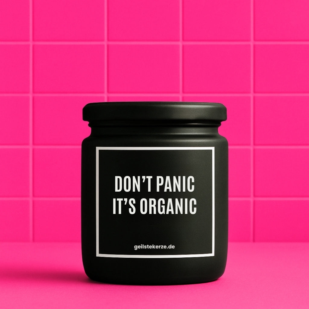 Erste von künstlicher Intelligenz kreierte Vegane Bio-Kerze mit Spruch – DON‘T PANIC IT‘S ORGANIC Mega lange Brenndauer von 80 Stunde, hochwertige ätherische Öle schaffen beste Duftverteilung. Mit 1400 lustigen Sprüchen perfekt zum Verschenken. Handgemacht in Deutschland von geilstekerze.de -Die beste Duftkerze die du kaufen kannst.