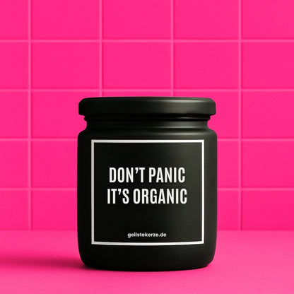 Erste von künstlicher Intelligenz kreierte Vegane Bio-Kerze mit Spruch – DON‘T PANIC IT‘S ORGANIC Mega lange Brenndauer von 80 Stunde, hochwertige ätherische Öle schaffen beste Duftverteilung. Mit 1400 lustigen Sprüchen perfekt zum Verschenken. Handgemacht in Deutschland von geilstekerze.de -Die beste Duftkerze die du kaufen kannst.