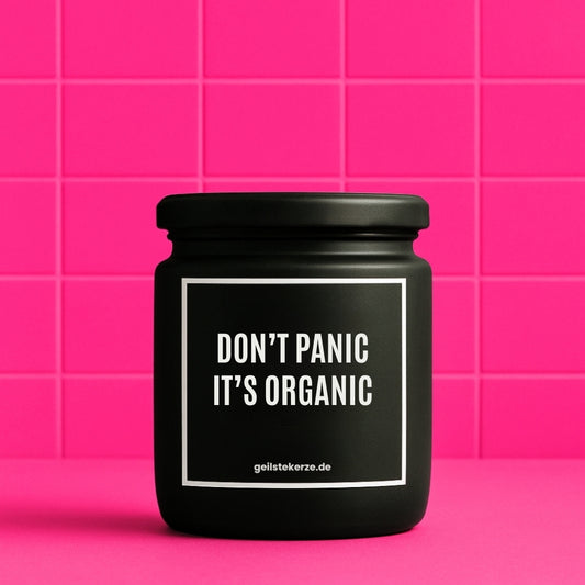 Erste von künstlicher Intelligenz kreierte Vegane Bio-Kerze mit Spruch – DON‘T PANIC IT‘S ORGANIC Mega lange Brenndauer von 80 Stunde, hochwertige ätherische Öle schaffen beste Duftverteilung. Mit 1400 lustigen Sprüchen perfekt zum Verschenken. Handgemacht in Deutschland von geilstekerze.de -Die beste Duftkerze die du kaufen kannst.