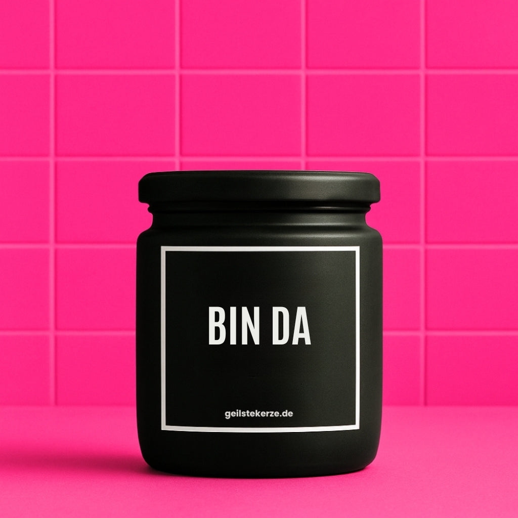 Erste von künstlicher Intelligenz kreierte Vegane Bio-Kerze mit Spruch – BIN DA Mega lange Brenndauer von 80 Stunde, hochwertige ätherische Öle schaffen beste Duftverteilung. Mit 1400 lustigen Sprüchen perfekt zum Verschenken. Handgemacht in Deutschland von geilstekerze.de -Die beste Duftkerze die du kaufen kannst.