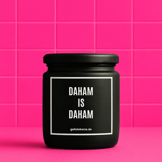 Erste von künstlicher Intelligenz kreierte Vegane Bio-Kerze mit Spruch – DAHAM IS DAHAM Mega lange Brenndauer von 80 Stunde, hochwertige ätherische Öle schaffen beste Duftverteilung. Mit 1400 lustigen Sprüchen perfekt zum Verschenken. Handgemacht in Deutschland von geilstekerze.de -Die beste Duftkerze die du kaufen kannst.