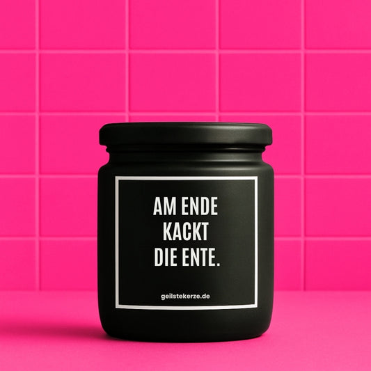 Erste von künstlicher Intelligenz kreierte Vegane Bio-Kerze mit Spruch – AM ENDE KACKT DIE ENTE. Mega lange Brenndauer von 80 Stunde, hochwertige ätherische Öle schaffen beste Duftverteilung. Mit 1400 lustigen Sprüchen perfekt zum Verschenken. Handgemacht in Deutschland von geilstekerze.de -Die beste Duftkerze die du kaufen kannst.