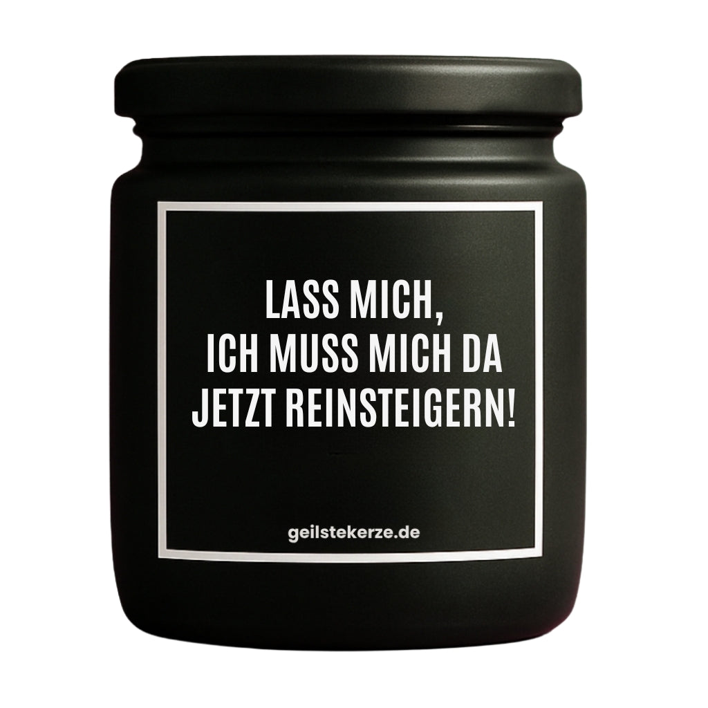 Erste von künstlicher Intelligenz kreierte Vegane Bio-Kerze mit Spruch – LASS MICH, ICH MUSS MICH DA JETZT REINSTEIGERN! Mega lange Brenndauer von 80 Stunde, hochwertige ätherische Öle schaffen beste Duftverteilung. Mit 1400 lustigen Sprüchen perfekt zum Verschenken. Handgemacht in Deutschland von geilstekerze.de -Die beste Duftkerze die du kaufen kannst.