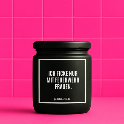 Duftkerze mit Spruch von geilstekerze ist der neue Geschenketrend. Diese witzige Kerze Vegane Bio-Kerze mit Spruch – ICH FICKE NUR MIT FEUERWEHR FRAUEN. brennt mega lange sagenhafte 80 Stunde, hochwertige ätherische Öle schaffen beste Duftverteilung. Mit 1400 lustigen Sprüchen perfekt zum Verschenken. Handgemacht in Deutschland von geilstekerze.de -Die beste Duftkerze die du kaufen kannst.