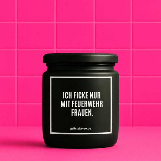 Duftkerze mit Spruch von geilstekerze ist der neue Geschenketrend. Diese witzige Kerze Vegane Bio-Kerze mit Spruch – ICH FICKE NUR MIT FEUERWEHR FRAUEN. brennt mega lange sagenhafte 80 Stunde, hochwertige ätherische Öle schaffen beste Duftverteilung. Mit 1400 lustigen Sprüchen perfekt zum Verschenken. Handgemacht in Deutschland von geilstekerze.de -Die beste Duftkerze die du kaufen kannst.