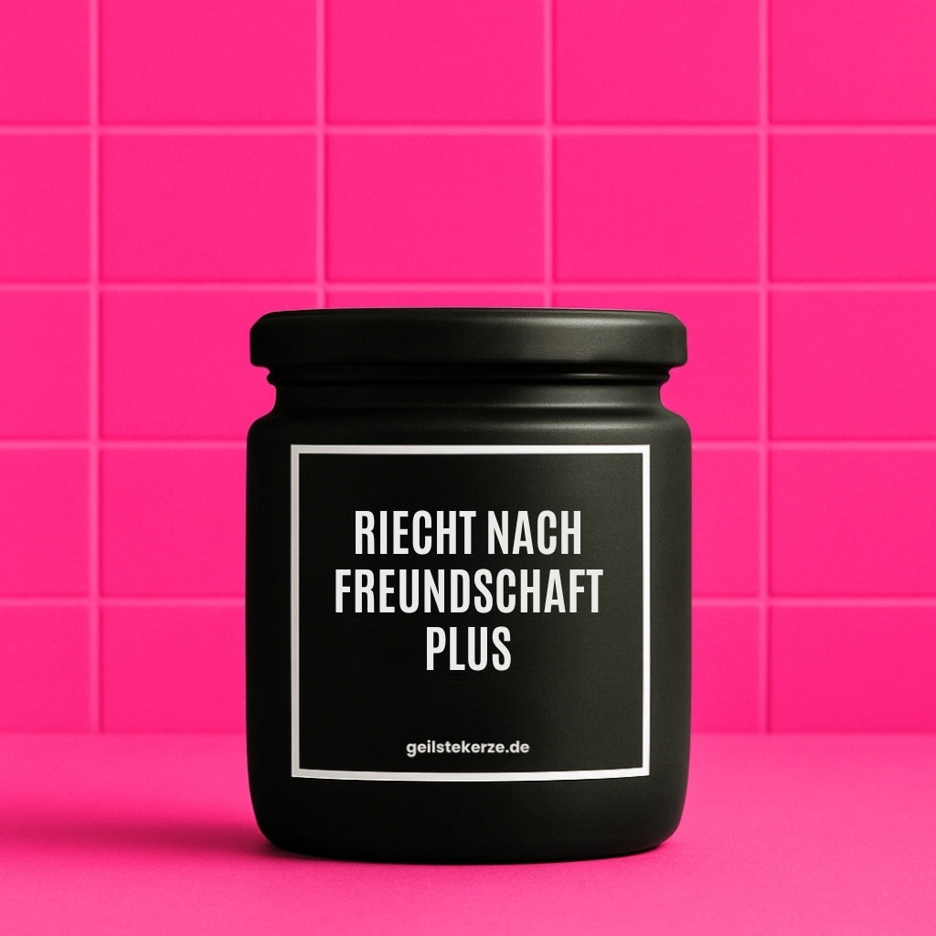 Duftkerze mit Spruch von geilstekerze ist der neue Geschenketrend. Diese witzige Kerze Vegane Bio-Kerze mit Spruch – RIECHT NACH FREUNDSCHAFT PLUS brennt mega lange sagenhafte 80 Stunde, hochwertige ätherische Öle schaffen beste Duftverteilung. Mit 1400 lustigen Sprüchen perfekt zum Verschenken. Handgemacht in Deutschland von geilstekerze.de -Die beste Duftkerze die du kaufen kannst.