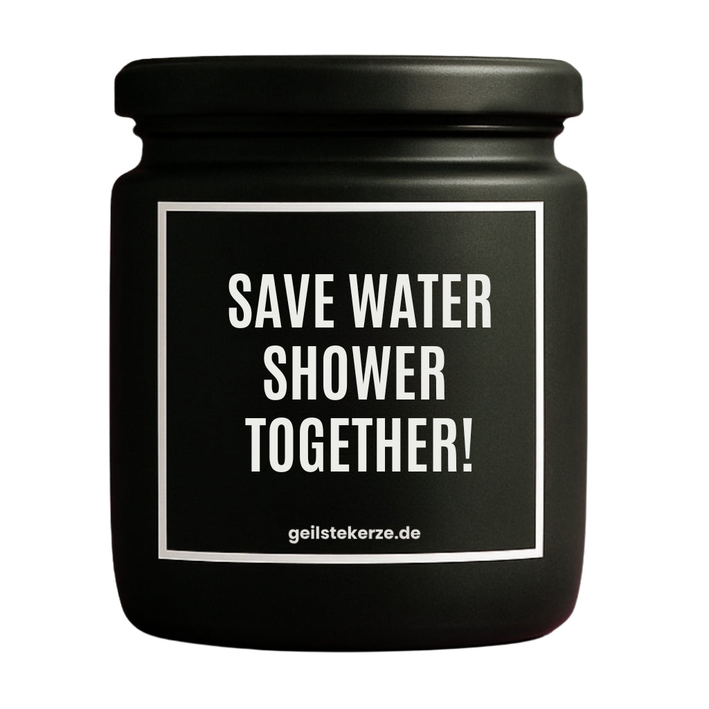 Erste von künstlicher Intelligenz kreierte Vegane Bio-Kerze mit Spruch – SAVE WATER SHOWER TOGETHER! Mega lange Brenndauer von 80 Stunde, hochwertige ätherische Öle schaffen beste Duftverteilung. Mit 1400 lustigen Sprüchen perfekt zum Verschenken. Handgemacht in Deutschland von geilstekerze.de -Die beste Duftkerze die du kaufen kannst.