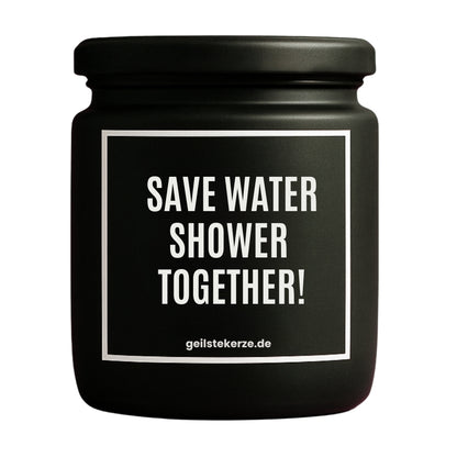 Erste von künstlicher Intelligenz kreierte Vegane Bio-Kerze mit Spruch – SAVE WATER SHOWER TOGETHER! Mega lange Brenndauer von 80 Stunde, hochwertige ätherische Öle schaffen beste Duftverteilung. Mit 1400 lustigen Sprüchen perfekt zum Verschenken. Handgemacht in Deutschland von geilstekerze.de -Die beste Duftkerze die du kaufen kannst.