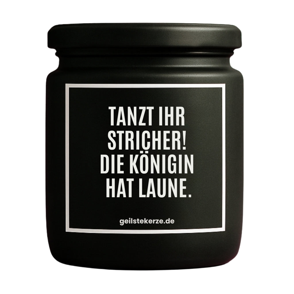 Erste von künstlicher Intelligenz kreierte Vegane Bio-Kerze mit Spruch – TANZT IHR STRICHER! DIE KÖNIGIN HAT LAUNE. Mega lange Brenndauer von 80 Stunde, hochwertige ätherische Öle schaffen beste Duftverteilung. Mit 1400 lustigen Sprüchen perfekt zum Verschenken. Handgemacht in Deutschland von geilstekerze.de -Die beste Duftkerze die du kaufen kannst.