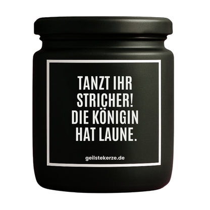 Erste von künstlicher Intelligenz kreierte Vegane Bio-Kerze mit Spruch – TANZT IHR STRICHER! DIE KÖNIGIN HAT LAUNE. Mega lange Brenndauer von 80 Stunde, hochwertige ätherische Öle schaffen beste Duftverteilung. Mit 1400 lustigen Sprüchen perfekt zum Verschenken. Handgemacht in Deutschland von geilstekerze.de -Die beste Duftkerze die du kaufen kannst.