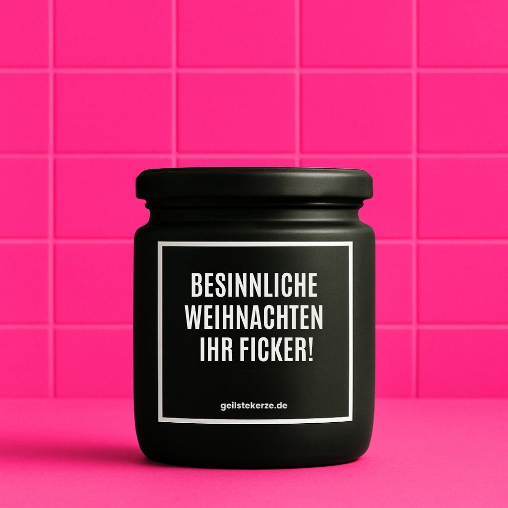Erste von künstlicher Intelligenz kreierte Vegane Bio-Kerze mit Spruch – BESINNLICHE WEIHNACHTEN IHR FICKER! Mega lange Brenndauer von 80 Stunde, hochwertige ätherische Öle schaffen beste Duftverteilung. Mit 1400 lustigen Sprüchen perfekt zum Verschenken. Handgemacht in Deutschland von geilstekerze.de -Die beste Duftkerze die du kaufen kannst.