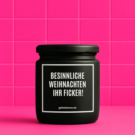 Erste von künstlicher Intelligenz kreierte Vegane Bio-Kerze mit Spruch – BESINNLICHE WEIHNACHTEN IHR FICKER! Mega lange Brenndauer von 80 Stunde, hochwertige ätherische Öle schaffen beste Duftverteilung. Mit 1400 lustigen Sprüchen perfekt zum Verschenken. Handgemacht in Deutschland von geilstekerze.de -Die beste Duftkerze die du kaufen kannst.