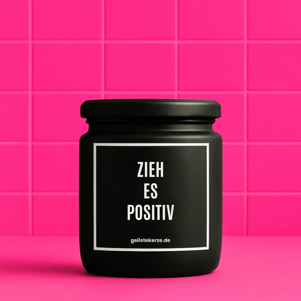 Duftkerze mit Spruch von geilstekerze ist der neue Geschenketrend. Diese witzige Kerze Vegane Bio-Kerze mit Spruch – ZIEH ES POSITIV brennt mega lange sagenhafte 80 Stunde, hochwertige ätherische Öle schaffen beste Duftverteilung. Mit 1400 lustigen Sprüchen perfekt zum Verschenken. Handgemacht in Deutschland von geilstekerze.de -Die beste Duftkerze die du kaufen kannst.