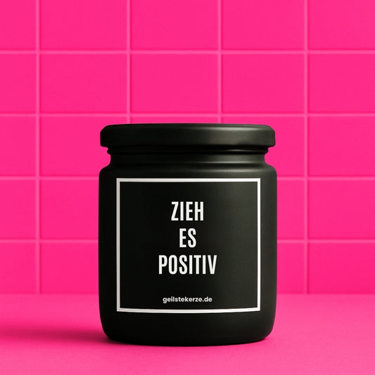 Duftkerze mit Spruch von geilstekerze ist der neue Geschenketrend. Diese witzige Kerze Vegane Bio-Kerze mit Spruch – ZIEH ES POSITIV brennt mega lange sagenhafte 80 Stunde, hochwertige ätherische Öle schaffen beste Duftverteilung. Mit 1400 lustigen Sprüchen perfekt zum Verschenken. Handgemacht in Deutschland von geilstekerze.de -Die beste Duftkerze die du kaufen kannst.