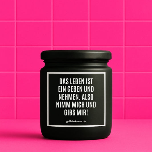 Erste von künstlicher Intelligenz kreierte Vegane Bio-Kerze mit Spruch – DAS LEBEN IST EIN GEBEN UND NEHMEN. ALSO NIMM MICH UND GIBS MIR Mega lange Brenndauer von 80 Stunde, hochwertige ätherische Öle schaffen beste Duftverteilung. Mit 1400 lustigen Sprüchen perfekt zum Verschenken. Handgemacht in Deutschland von geilstekerze.de -Die beste Duftkerze die du kaufen kannst.
