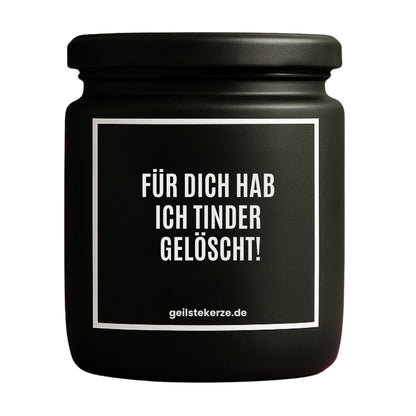 Erste von künstlicher Intelligenz kreierte Vegane Bio-Kerze mit Spruch – FÜR DICH HAB ICH TINDER GELÖSCHT! Mega lange Brenndauer von 80 Stunde, hochwertige ätherische Öle schaffen beste Duftverteilung. Mit 1400 lustigen Sprüchen perfekt zum Verschenken. Handgemacht in Deutschland von geilstekerze.de -Die beste Duftkerze die du kaufen kannst.