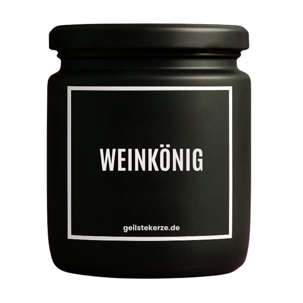 Duftkerze mit Spruch von geilstekerze ist der neue Geschenketrend. Diese witzige Kerze Vegane Bio-Kerze mit Spruch – WEINKÖNIG brennt mega lange sagenhafte 80 Stunde, hochwertige ätherische Öle schaffen beste Duftverteilung. Mit 1400 lustigen Sprüchen perfekt zum Verschenken. Handgemacht in Deutschland von geilstekerze.de -Die beste Duftkerze die du kaufen kannst.