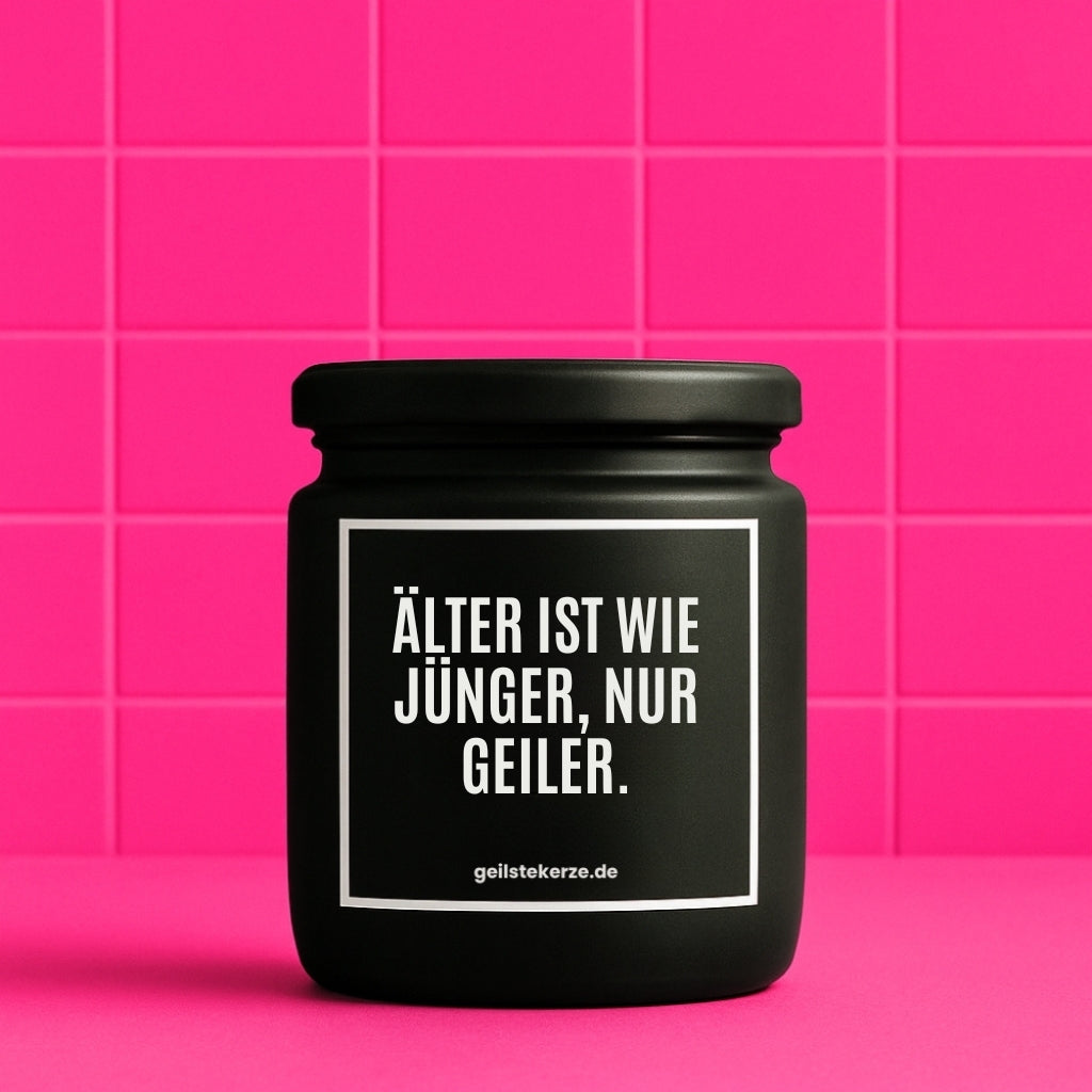 Duftkerze mit Spruch von geilstekerze ist der neue Geschenketrend. Diese witzige Kerze Vegane Bio-Kerze mit Spruch – ÄLTER IST WIE JÜNGER! NUR GEILER. brennt mega lange sagenhafte 80 Stunde, hochwertige ätherische Öle schaffen beste Duftverteilung. Mit 1400 lustigen Sprüchen perfekt zum Verschenken. Handgemacht in Deutschland von geilstekerze.de -Die beste Duftkerze die du kaufen kannst.