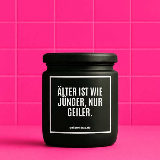 Duftkerze mit Spruch von geilstekerze ist der neue Geschenketrend. Diese witzige Kerze Vegane Bio-Kerze mit Spruch – ÄLTER IST WIE JÜNGER! NUR GEILER. brennt mega lange sagenhafte 80 Stunde, hochwertige ätherische Öle schaffen beste Duftverteilung. Mit 1400 lustigen Sprüchen perfekt zum Verschenken. Handgemacht in Deutschland von geilstekerze.de -Die beste Duftkerze die du kaufen kannst.