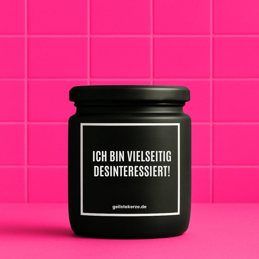 Erste von künstlicher Intelligenz kreierte Vegane Bio-Kerze mit Spruch – ICH BIN VIELSEITIG DESINTERESSIERT! Mega lange Brenndauer von 80 Stunde, hochwertige ätherische Öle schaffen beste Duftverteilung. Mit 1400 lustigen Sprüchen perfekt zum Verschenken. Handgemacht in Deutschland von geilstekerze.de -Die beste Duftkerze die du kaufen kannst.