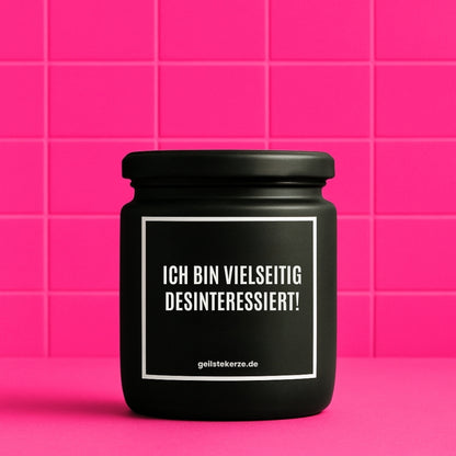 Erste von künstlicher Intelligenz kreierte Vegane Bio-Kerze mit Spruch – ICH BIN VIELSEITIG DESINTERESSIERT! Mega lange Brenndauer von 80 Stunde, hochwertige ätherische Öle schaffen beste Duftverteilung. Mit 1400 lustigen Sprüchen perfekt zum Verschenken. Handgemacht in Deutschland von geilstekerze.de -Die beste Duftkerze die du kaufen kannst.