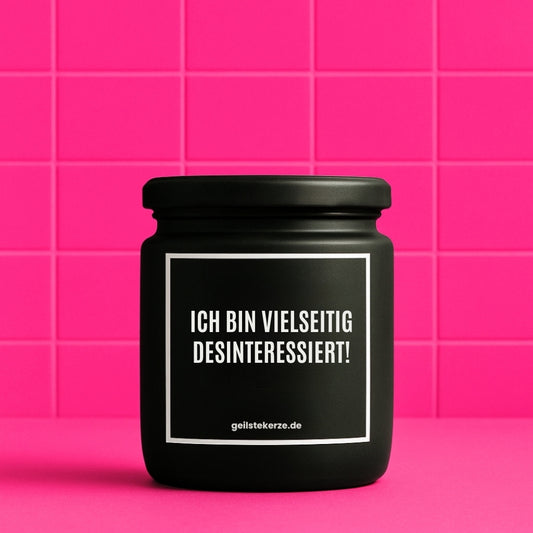 Erste von künstlicher Intelligenz kreierte Vegane Bio-Kerze mit Spruch – ICH BIN VIELSEITIG DESINTERESSIERT! Mega lange Brenndauer von 80 Stunde, hochwertige ätherische Öle schaffen beste Duftverteilung. Mit 1400 lustigen Sprüchen perfekt zum Verschenken. Handgemacht in Deutschland von geilstekerze.de -Die beste Duftkerze die du kaufen kannst.