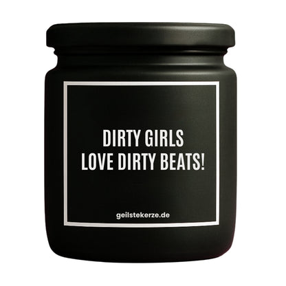 Erste von künstlicher Intelligenz kreierte Vegane Bio-Kerze mit Spruch – DIRTY GIRLS LOVE DIRTY BEATS! Mega lange Brenndauer von 80 Stunde, hochwertige ätherische Öle schaffen beste Duftverteilung. Mit 1400 lustigen Sprüchen perfekt zum Verschenken. Handgemacht in Deutschland von geilstekerze.de -Die beste Duftkerze die du kaufen kannst.
