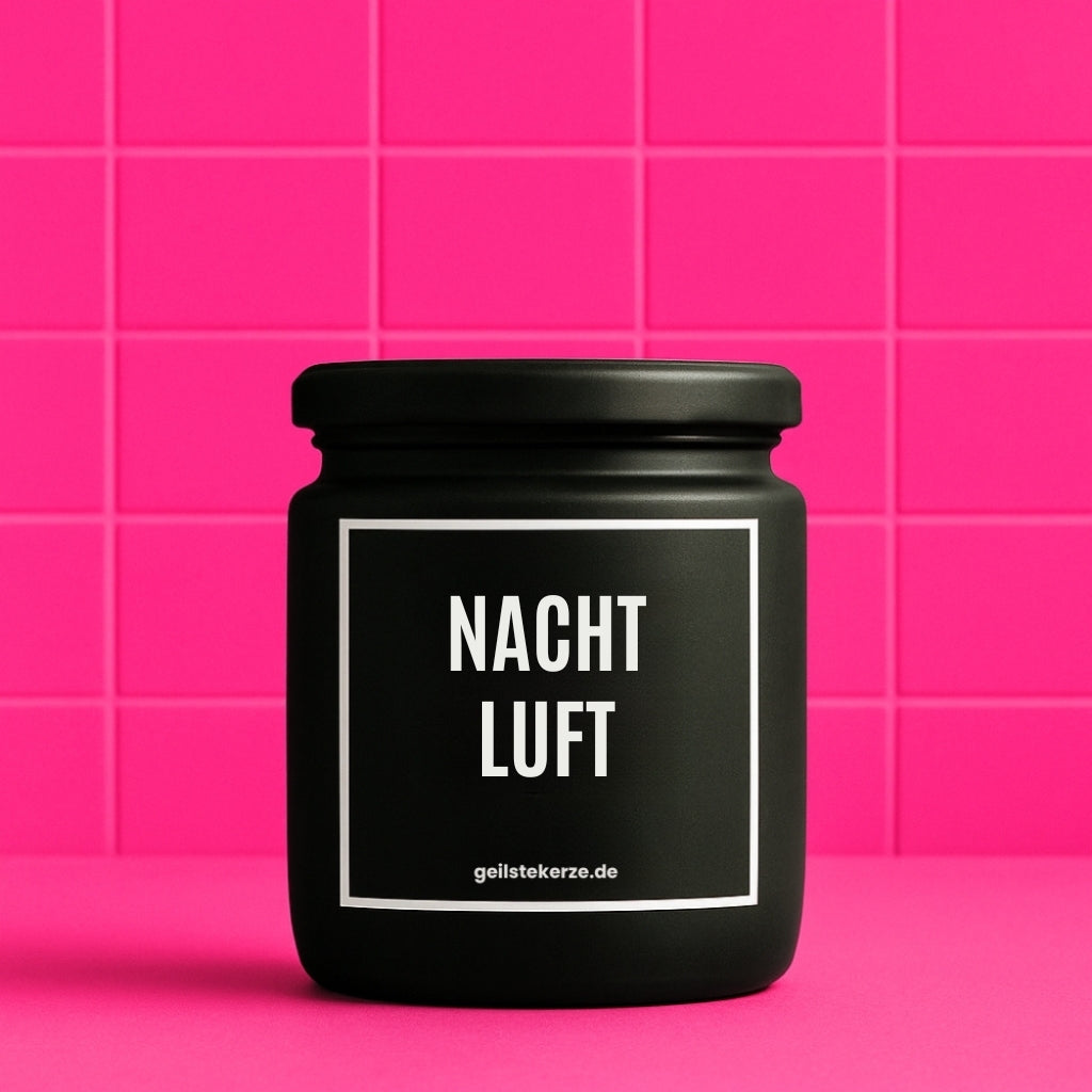 Erste von künstlicher Intelligenz kreierte Vegane Bio-Kerze mit Spruch – NACHTLUFT Mega lange Brenndauer von 80 Stunde, hochwertige ätherische Öle schaffen beste Duftverteilung. Mit 1400 lustigen Sprüchen perfekt zum Verschenken. Handgemacht in Deutschland von geilstekerze.de -Die beste Duftkerze die du kaufen kannst.