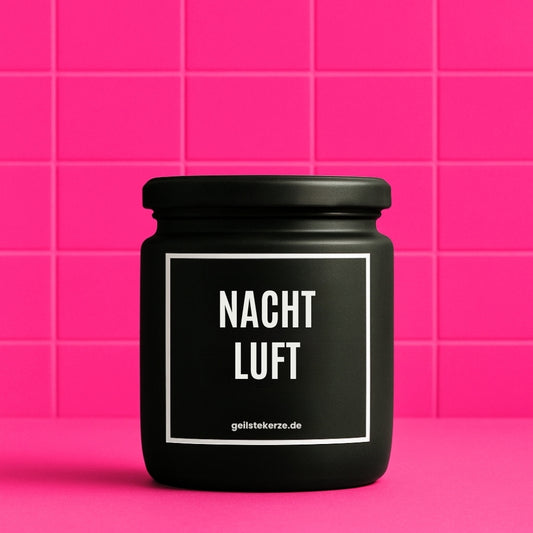 Erste von künstlicher Intelligenz kreierte Vegane Bio-Kerze mit Spruch – NACHTLUFT Mega lange Brenndauer von 80 Stunde, hochwertige ätherische Öle schaffen beste Duftverteilung. Mit 1400 lustigen Sprüchen perfekt zum Verschenken. Handgemacht in Deutschland von geilstekerze.de -Die beste Duftkerze die du kaufen kannst.