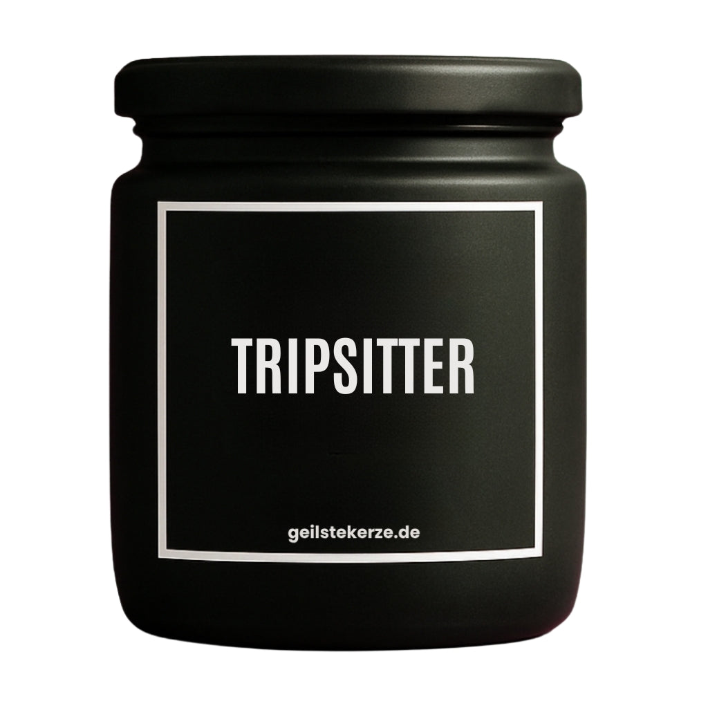 Duftkerze mit Spruch von geilstekerze ist der neue Geschenketrend. Diese witzige Kerze Vegane Bio-Kerze mit Spruch – TRIPSITTER brennt mega lange sagenhafte 80 Stunde, hochwertige ätherische Öle schaffen beste Duftverteilung. Mit 1400 lustigen Sprüchen perfekt zum Verschenken. Handgemacht in Deutschland von geilstekerze.de -Die beste Duftkerze die du kaufen kannst.