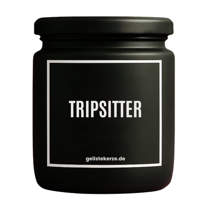 Duftkerze mit Spruch von geilstekerze ist der neue Geschenketrend. Diese witzige Kerze Vegane Bio-Kerze mit Spruch – TRIPSITTER brennt mega lange sagenhafte 80 Stunde, hochwertige ätherische Öle schaffen beste Duftverteilung. Mit 1400 lustigen Sprüchen perfekt zum Verschenken. Handgemacht in Deutschland von geilstekerze.de -Die beste Duftkerze die du kaufen kannst.