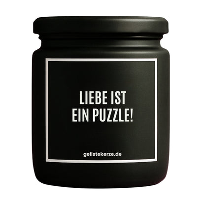 Erste von künstlicher Intelligenz kreierte Vegane Bio-Kerze mit Spruch – LIEBE IST EIN PUZZLE! Mega lange Brenndauer von 80 Stunde, hochwertige ätherische Öle schaffen beste Duftverteilung. Mit 1400 lustigen Sprüchen perfekt zum Verschenken. Handgemacht in Deutschland von geilstekerze.de -Die beste Duftkerze die du kaufen kannst.