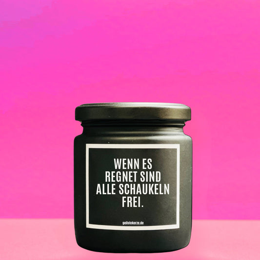 Duftkerze mit Spruch von geilstekerze ist der neue Geschenketrend. Diese witzige Kerze Vegane Bio-Kerze mit Spruch – WENN ES REGNET SIND ALLE SCHAUKELN FREI brennt mega lange sagenhafte 80 Stunde, hochwertige ätherische Öle schaffen beste Duftverteilung. Mit 1400 lustigen Sprüchen perfekt zum Verschenken. Handgemacht in Deutschland von geilstekerze.de -Die beste Duftkerze die du kaufen kannst.