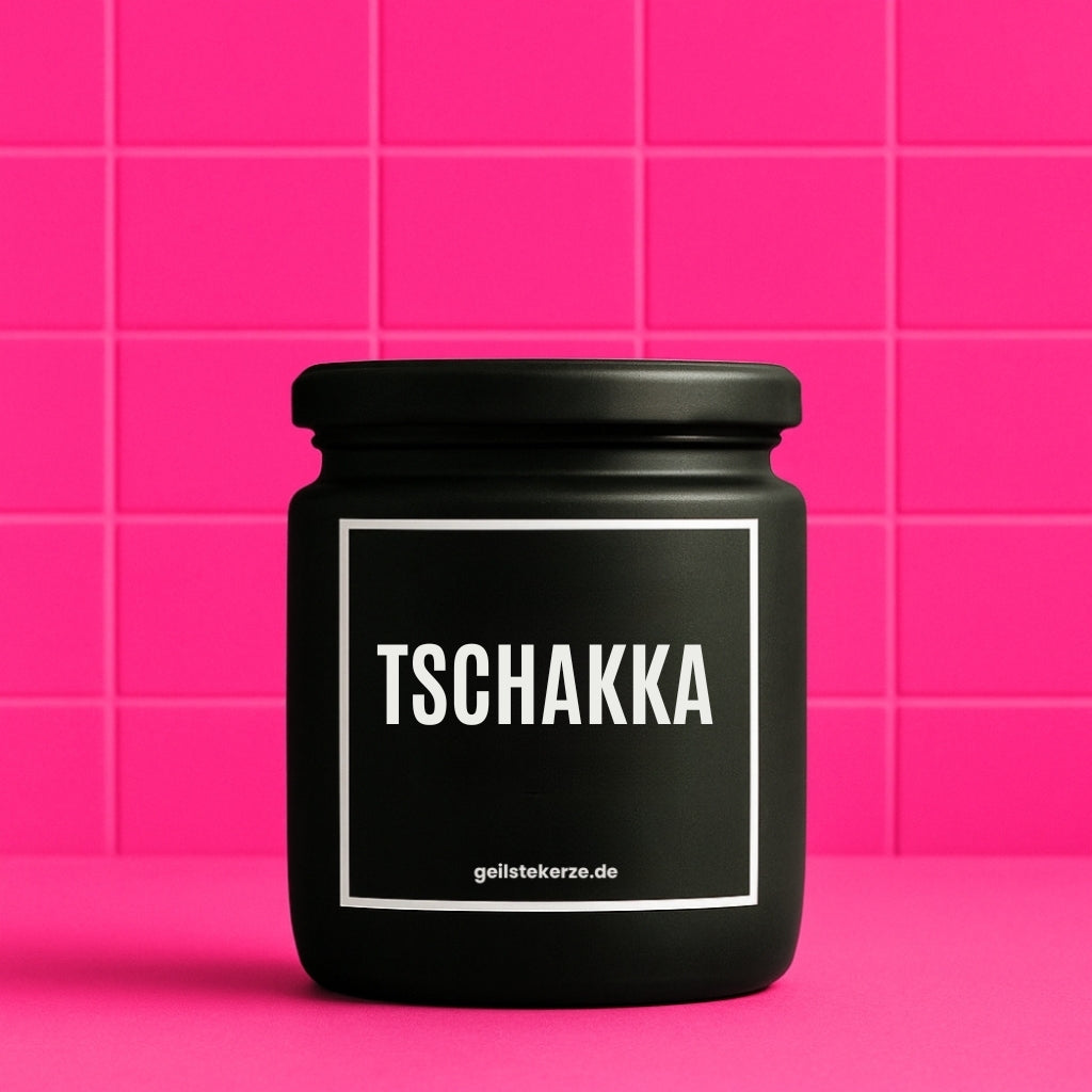 Duftkerze mit Spruch von geilstekerze ist der neue Geschenketrend. Diese witzige Kerze Vegane Bio-Kerze mit Spruch – TSCHAKKA brennt mega lange sagenhafte 80 Stunde, hochwertige ätherische Öle schaffen beste Duftverteilung. Mit 1400 lustigen Sprüchen perfekt zum Verschenken. Handgemacht in Deutschland von geilstekerze.de -Die beste Duftkerze die du kaufen kannst.