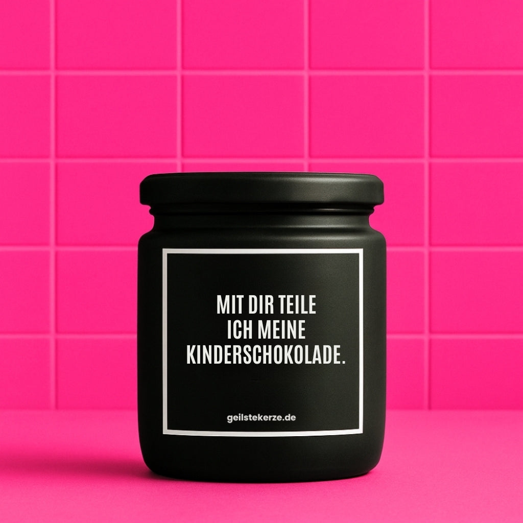 Erste von künstlicher Intelligenz kreierte Vegane Bio-Kerze mit Spruch – MIT DIR TEILE ICH MEINE KINDERSCHOKOLADE. Mega lange Brenndauer von 80 Stunde, hochwertige ätherische Öle schaffen beste Duftverteilung. Mit 1400 lustigen Sprüchen perfekt zum Verschenken. Handgemacht in Deutschland von geilstekerze.de -Die beste Duftkerze die du kaufen kannst.