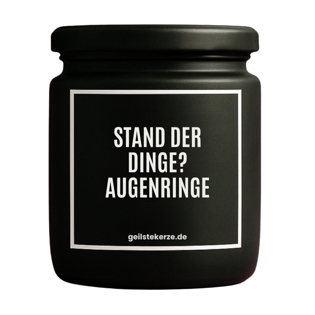 Erste von künstlicher Intelligenz kreierte Vegane Bio-Kerze mit Spruch – STAND DER DINGE? AUGENRINGE Mega lange Brenndauer von 80 Stunde, hochwertige ätherische Öle schaffen beste Duftverteilung. Mit 1400 lustigen Sprüchen perfekt zum Verschenken. Handgemacht in Deutschland von geilstekerze.de -Die beste Duftkerze die du kaufen kannst.