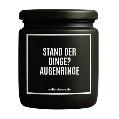 Erste von künstlicher Intelligenz kreierte Vegane Bio-Kerze mit Spruch – STAND DER DINGE? AUGENRINGE Mega lange Brenndauer von 80 Stunde, hochwertige ätherische Öle schaffen beste Duftverteilung. Mit 1400 lustigen Sprüchen perfekt zum Verschenken. Handgemacht in Deutschland von geilstekerze.de -Die beste Duftkerze die du kaufen kannst.