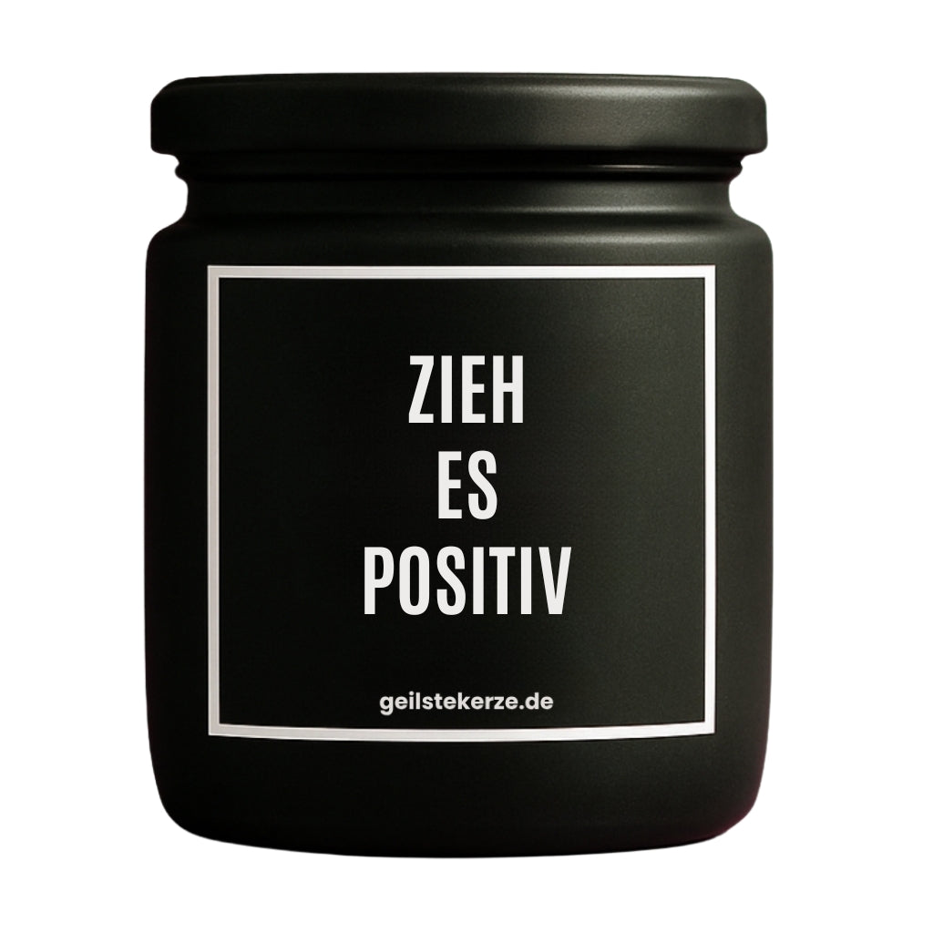 Duftkerze mit Spruch von geilstekerze ist der neue Geschenketrend. Diese witzige Kerze Vegane Bio-Kerze mit Spruch – ZIEH ES POSITIV brennt mega lange sagenhafte 80 Stunde, hochwertige ätherische Öle schaffen beste Duftverteilung. Mit 1400 lustigen Sprüchen perfekt zum Verschenken. Handgemacht in Deutschland von geilstekerze.de -Die beste Duftkerze die du kaufen kannst.